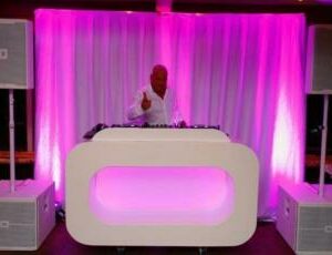 Witte DJ booth hoogglans